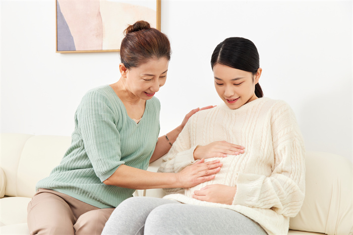 攝圖網_501807084_母親居家悉心照料孕期女兒（企業(yè)商用）.jpg