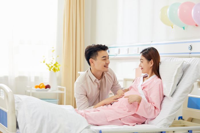 攝圖網(wǎng)_501694301_醫(yī)院產(chǎn)房準(zhǔn)爸爸感受寶寶胎動（企業(yè)商用）.jpg