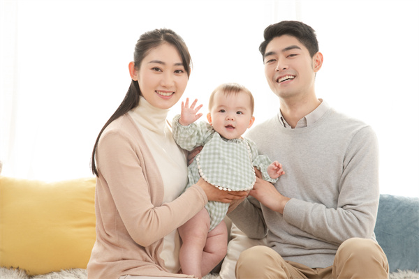 攝圖網_501577110_爸爸媽媽和嬰兒一起玩鬧（企業(yè)商用）.jpg