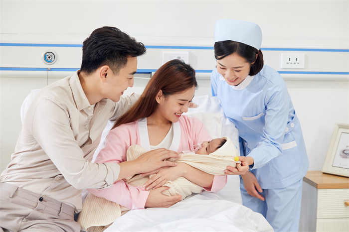 攝圖網_501692318_新生兒父母和月子中心護工形象（企業(yè)商用）.jpg
